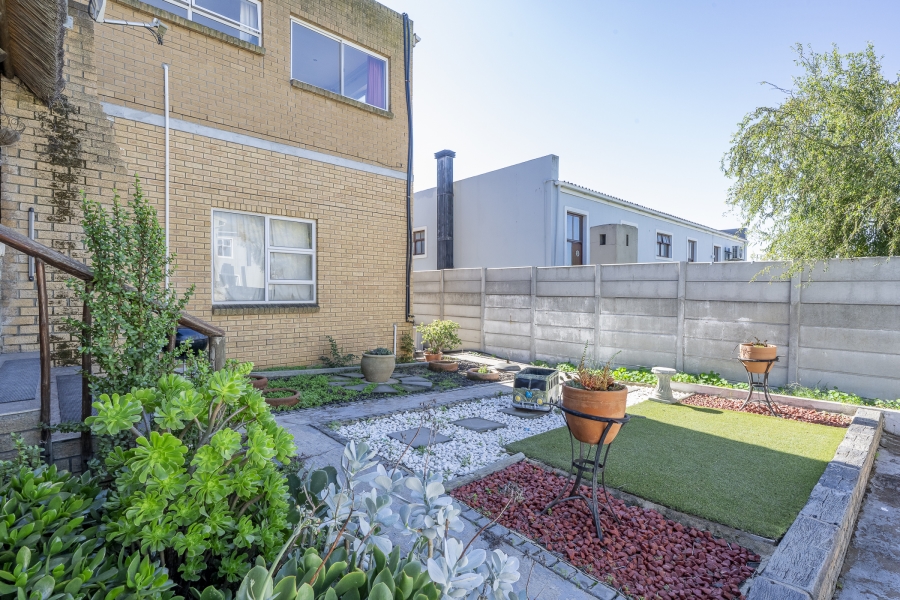 4 Bedroom Property for Sale in Uitzicht Western Cape